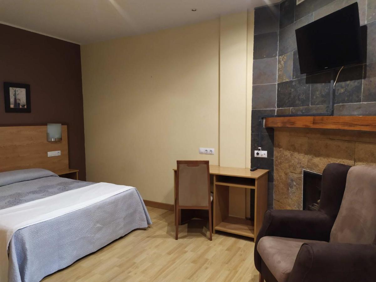 Hotel Santa Cristina โปลา เด เลนา ภายนอก รูปภาพ