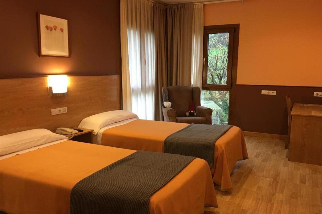 Hotel Santa Cristina โปลา เด เลนา ภายนอก รูปภาพ